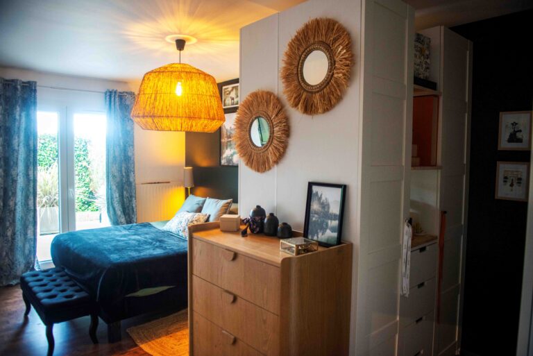 Vue globale du projet Dressing chic par Bulle Intérieure : lit double, suspension en fibres, commode bois et rangements intégrés pour un style élégant et chaleureux.