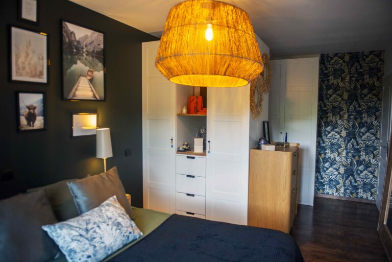 ue d’ensemble du projet Dressing chic réalisé par Bulle Intérieure : rangements intégrés sur-mesure, ambiance élégante avec suspension chaleureuse et mur végétal.