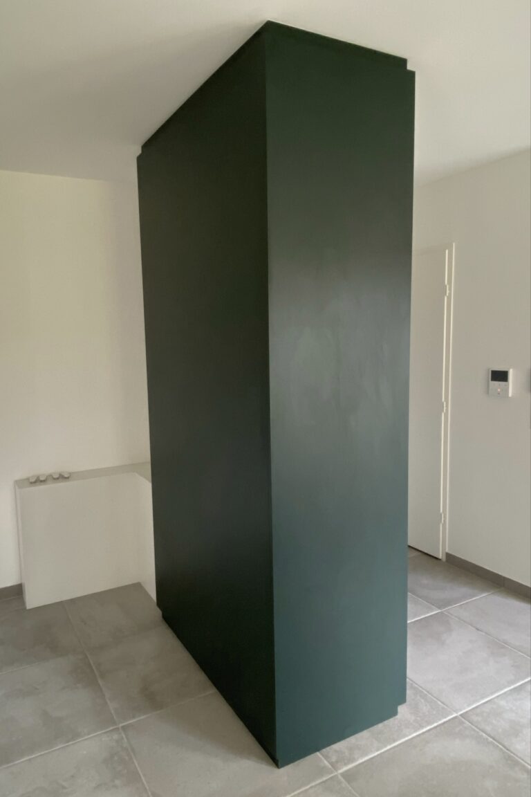 Verso du meuble sur mesure séparant l’entrée et la pièce de vie du T2 Le Séléné à Grenoble