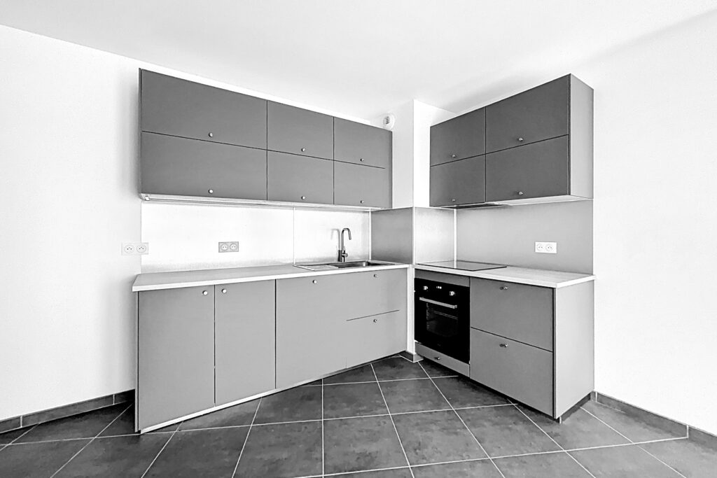 Cuisine livrée conforme aux plans optimisés, avec implantation repensée – projet Le Porte de France
