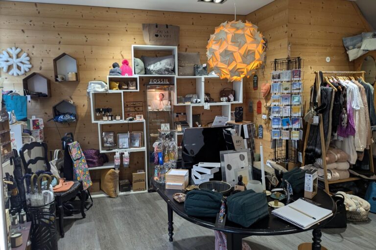 Intérieur du local avant transformation en boutique Sublime & Vous – traces de l’ancienne activité commerciale