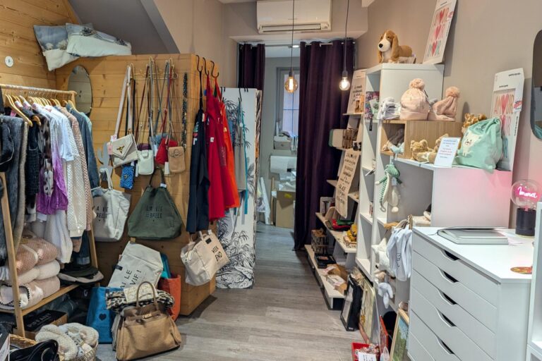 Espace arrière du local avant reprise – cloisonnement existant de l’ancienne activité