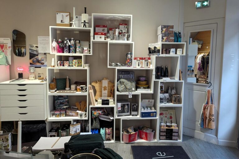 Intérieur de la boutique avant rénovation – espace brut et mobilier hétérogène