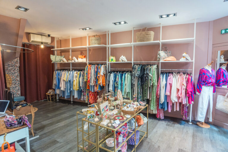 Présentation de vêtements et décoration dans la boutique Sublime & Vous – mobilier bas et parcours client fluide