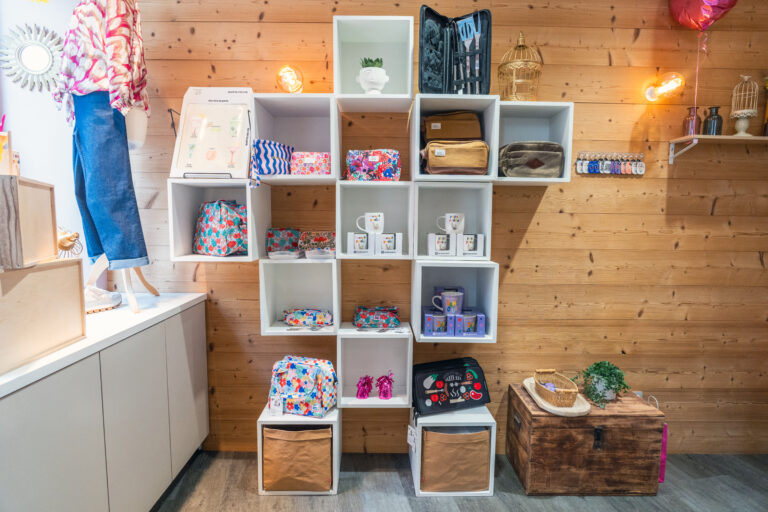 Vue intérieure de la boutique Sublime & Vous après rénovation – ambiance chaleureuse, mobilier mixte et agencement optimisé