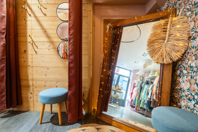 Détail du mobilier vintage réutilisé dans l’aménagement de la boutique Sublime & Vous