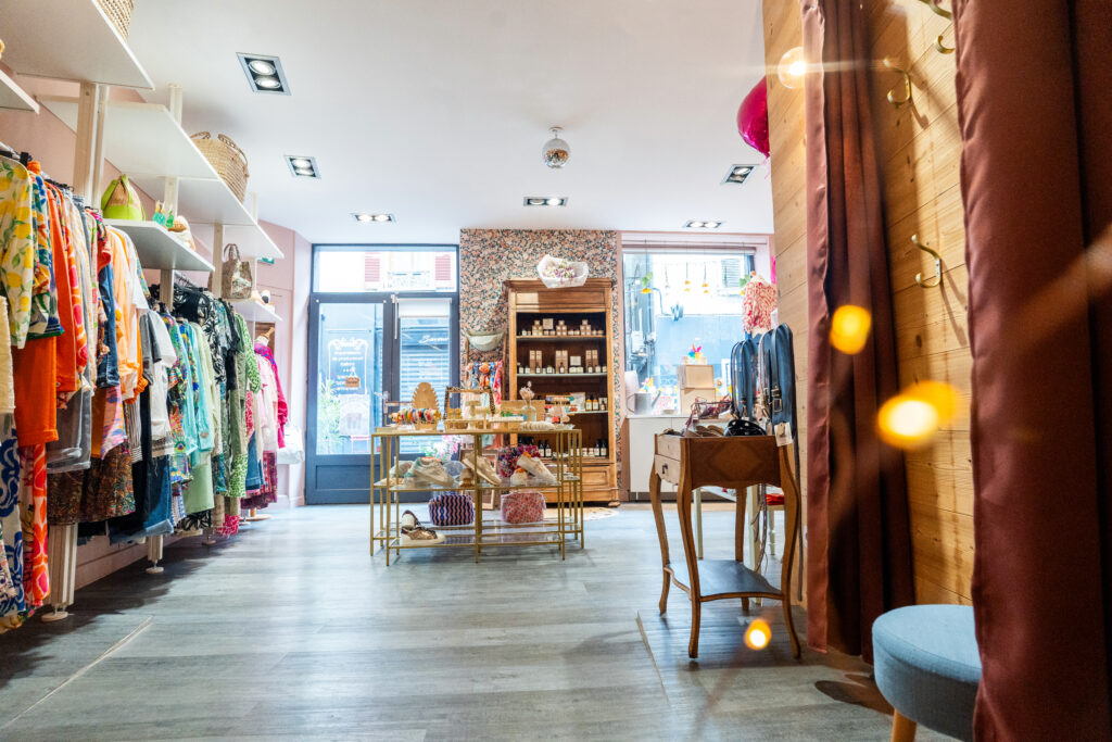 Vue d’ensemble de la boutique Sublime&Vous à Vif, optimisée par l’architecte d’intérieur Émilie Cortes - mobilier vintage, présentation soignée et parcours client fluide