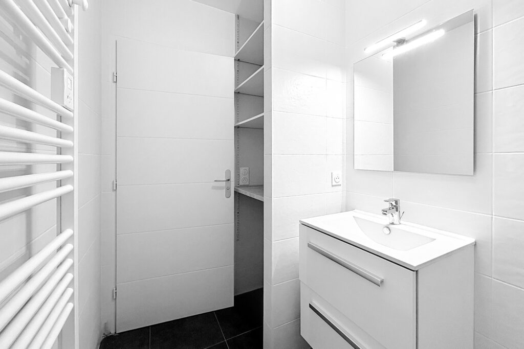 Salle de bain livrée selon le plan optimisé avec niche lave-linge – projet Le Porte de France