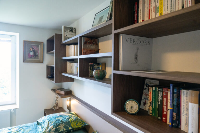 Bibliothèque intégrée au mobilier sur-mesure – projet 1736