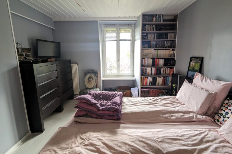 photo avant chambre rénovée à Saint-Nizier-du-Moucherotte.