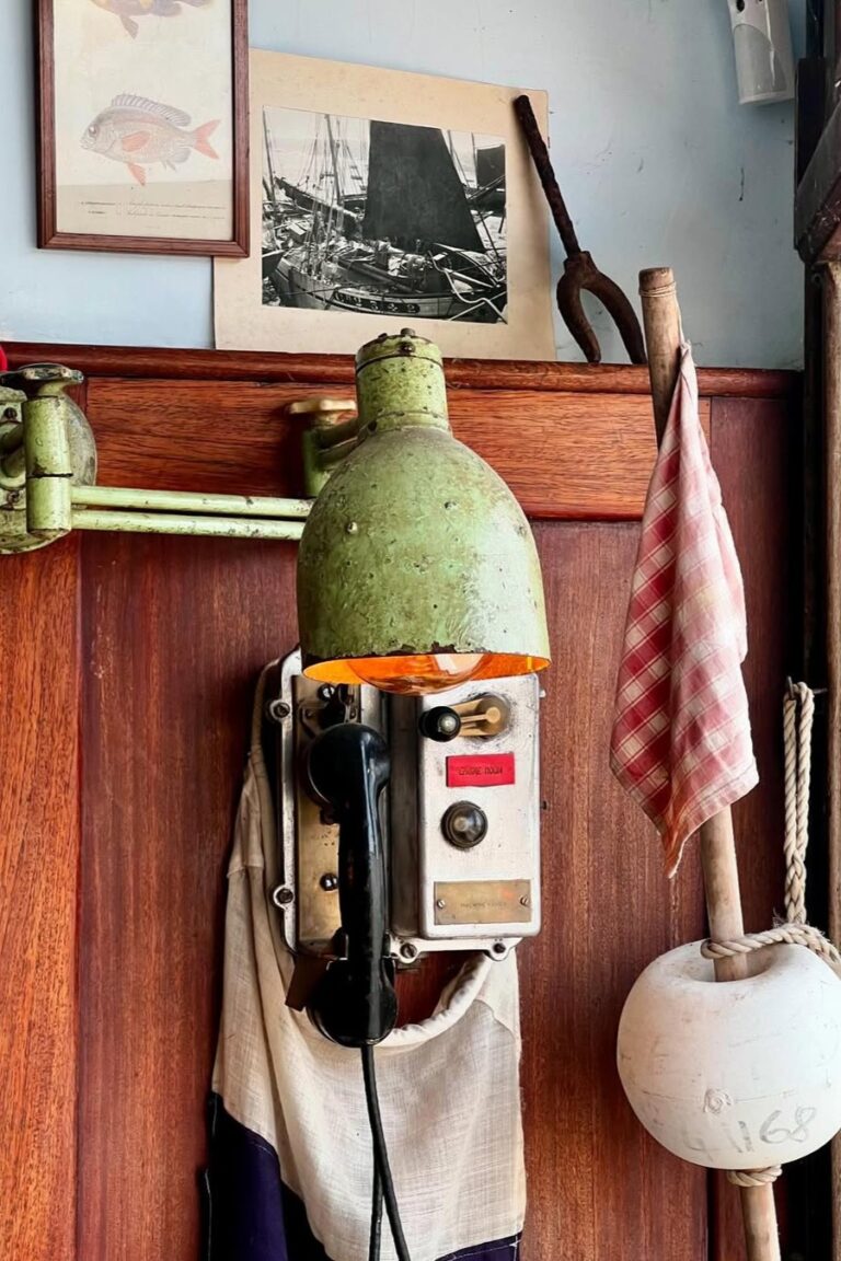 Détail de la décoration intérieure du restaurant Ma Bro – La Cantine des Matelots à Port-Louis, avec lampe vintage, téléphone marin et objets nautiques accrochés au mur.