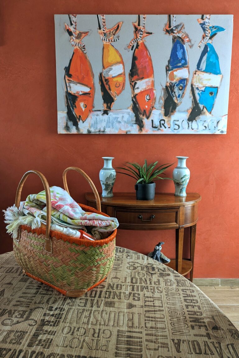 Décoration colorée dans une maison bretonne rénovée, entre authenticité et convivialité.