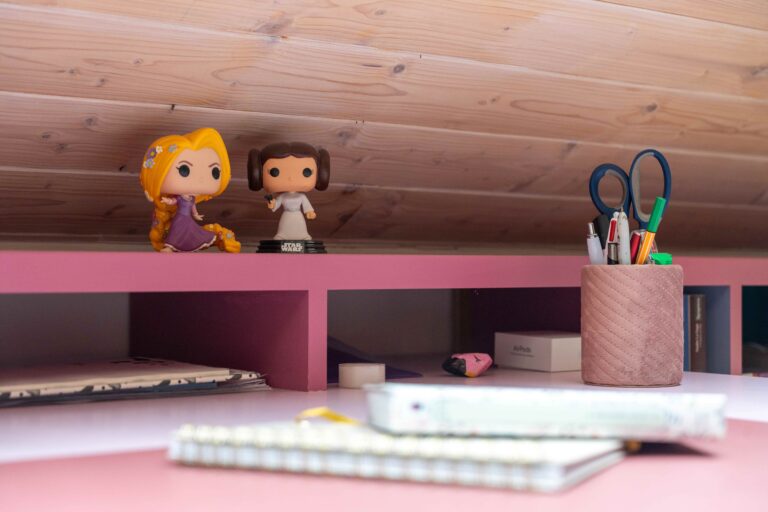 Mobilier bas et rangements intégrés sous pente dans une chambre aménagée sous combles – Bulle Intérieure.