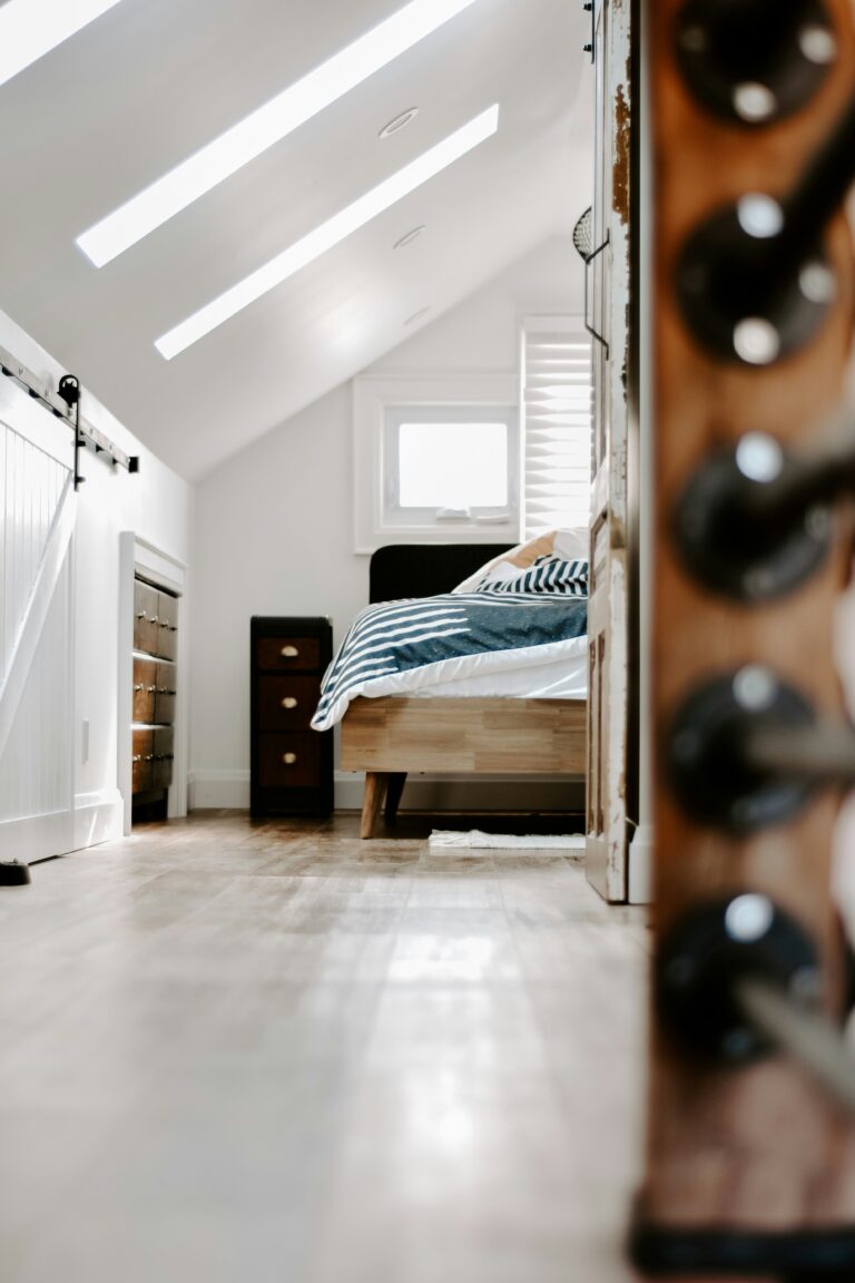 Chambre aménagée sous combles lumineuse et bien isolée avec fenêtres de toit – photo Unsplash, Jacalyn Beales.