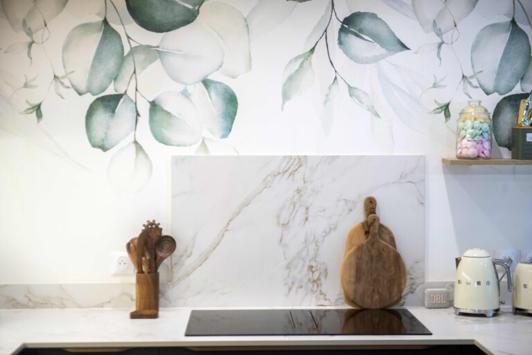 Crédence effet marbre et planches en bois dans une cuisine contemporaine vert émeraude