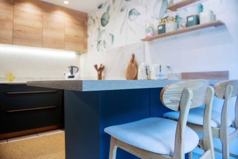 Retour snack en bois clair avec chaises en bois et assises tissu clair