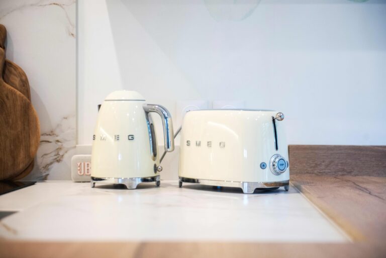 Bouilloire et grille-pain Smeg crème posés sur un plan de travail effet marbre