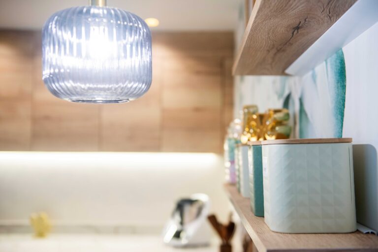 Suspensions en verre strié au-dessus du retour snack d’une cuisine vert émeraude