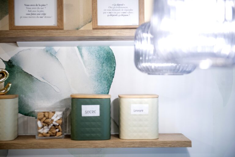 Suspensions en verre strié au-dessus du retour snack d’une cuisine vert émeraude