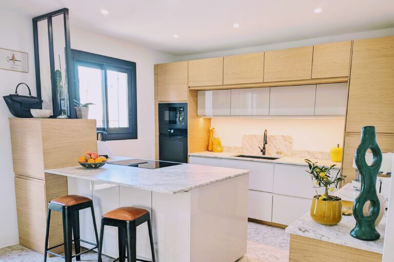 Cuisine contemporaine sur mesure – îlot central et linéaire bois