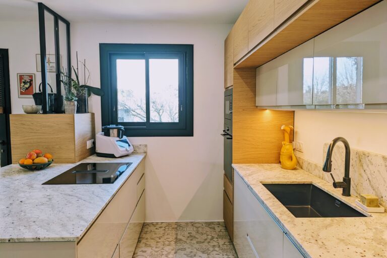 Cuisine sur mesure – dessin des volumes et continuité des matériaux