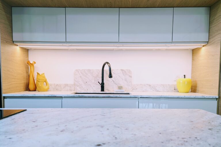 Détail de cuisine sur mesure – évier, crédence et éclairage intégré