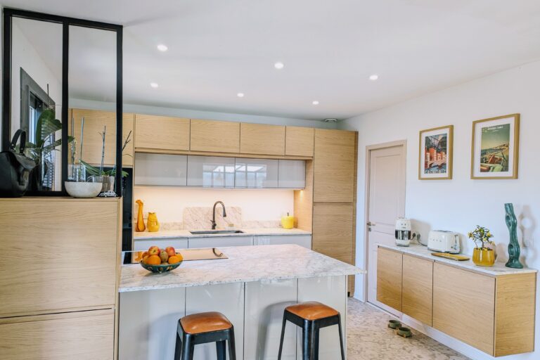 Îlot central sur mesure en granit – convivialité et circulation