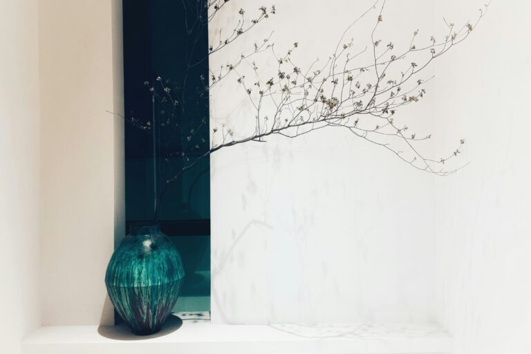 Composition minimaliste illustrant le décalage entre un plan d’aménagement intérieur et la vie réelle des habitants