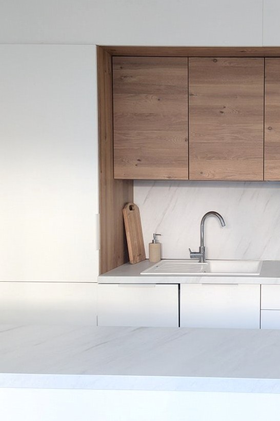 Cuisine intégrée après rénovation dans un T2 à Varces avec implantation optimisée et volumes clarifiés.