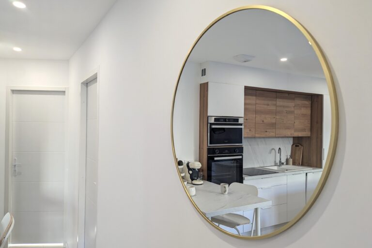 Pièce de vie rénovée dans un T2 à Varces avec cuisine ouverte et circulation fluide.