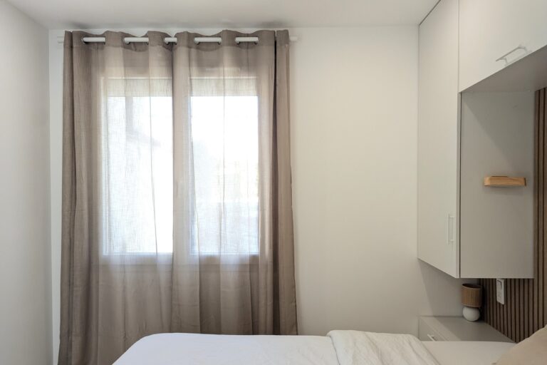 Chambre lumineuse après rénovation complète d’un T2 à Varces avec rangements intégrés et optimisation de l’espace.