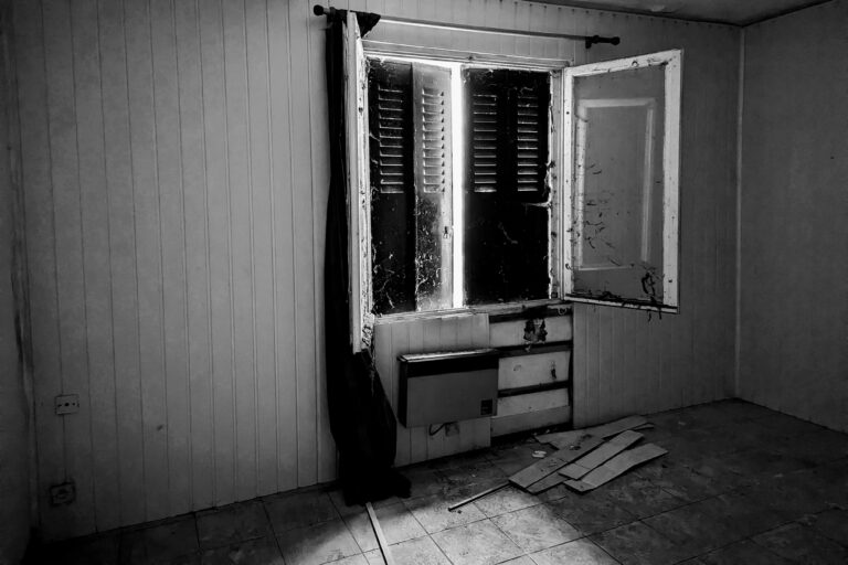 Appartement T2 à Varces avant rénovation, état vétuste avec menuiseries anciennes et faible confort thermique.