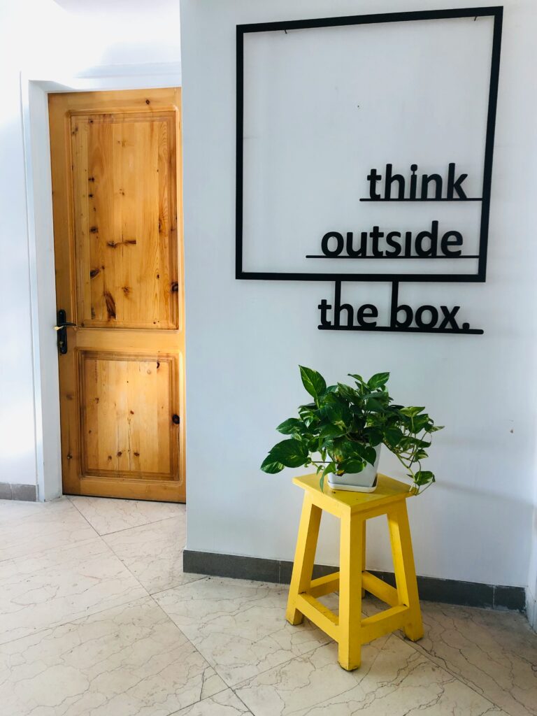 espace interieur avec message think outside the box illustrant la priorisation dans un projet de renovation
