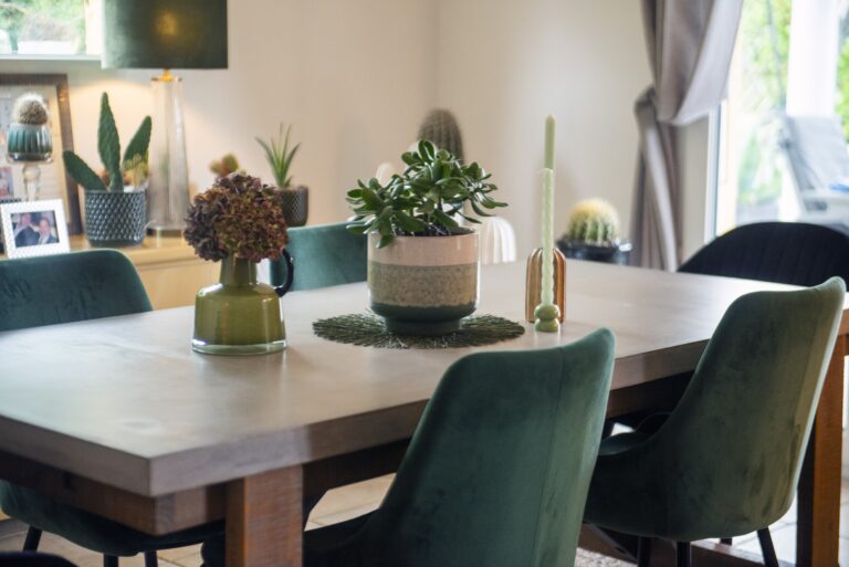 “Salle à manger harmonieuse avec mobilier et décoration cohérents, illustrant un aménagement intérieur fluide et agréable au quotidien”