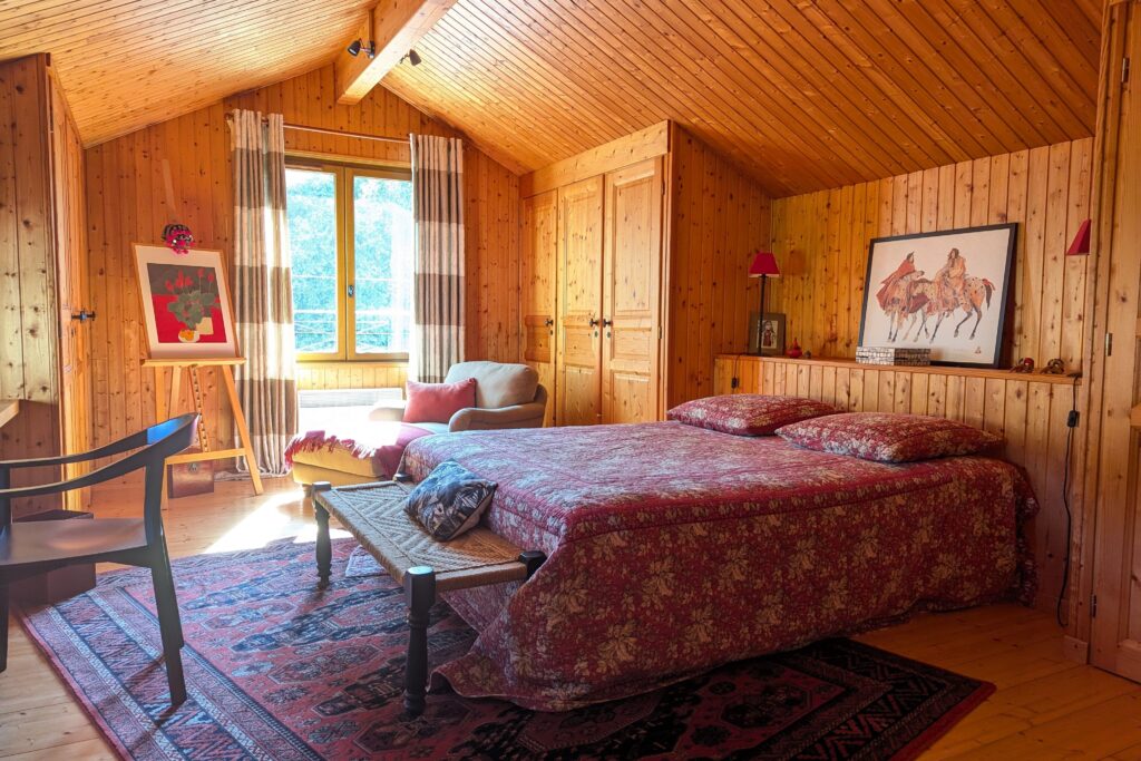 Chambre chaleureuse en bois avec aménagement intérieur fluide et ambiance cosy