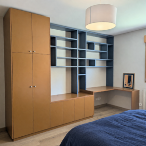Meuble sur mesure intégrant rangements, penderie et bureau dans une chambre optimisée
