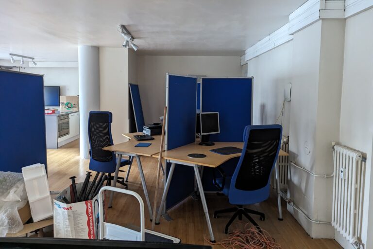 Photo de l’ancien local professionnel avant sa transformation en colocation étudiante à Grenoble.