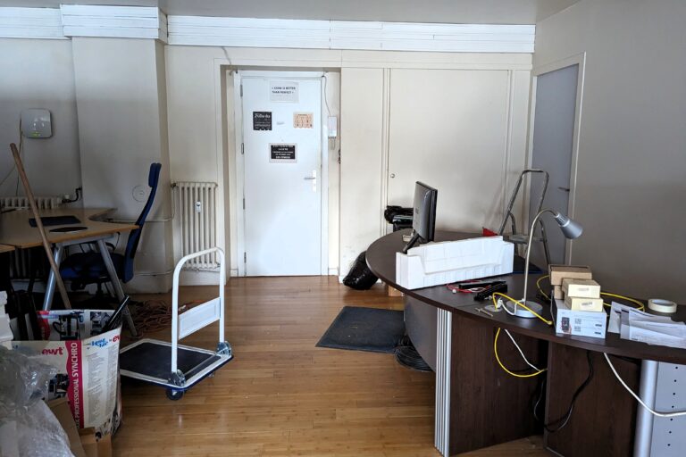 Photo de l’entrée et des circulations d’un ancien local professionnel avant sa transformation en colocation étudiante à Grenoble.