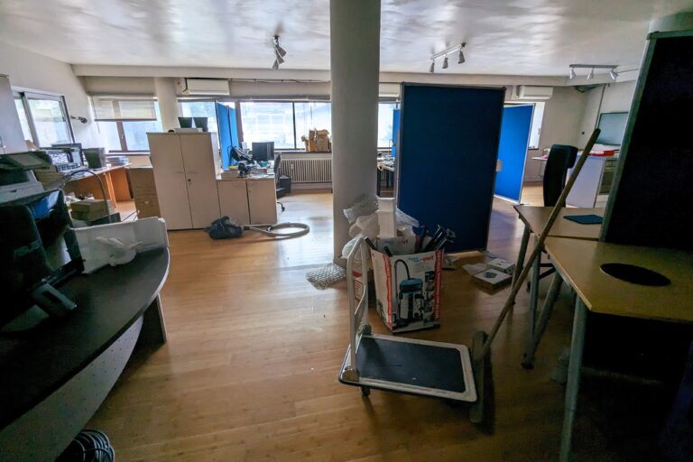 Photo d’un ancien open space avant sa transformation en colocation étudiante à Grenoble.