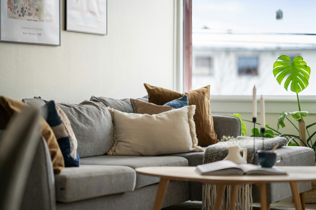Salon chaleureux et lumineux illustrant un intérieur bien aménagé mais pas toujours adapté aux habitudes de vie de ses occupants.