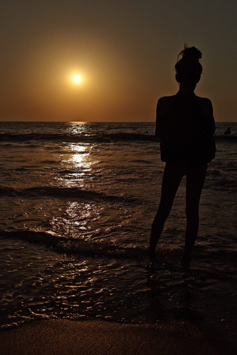 Silhouette face à l’océan au coucher du soleil sur la côte basque