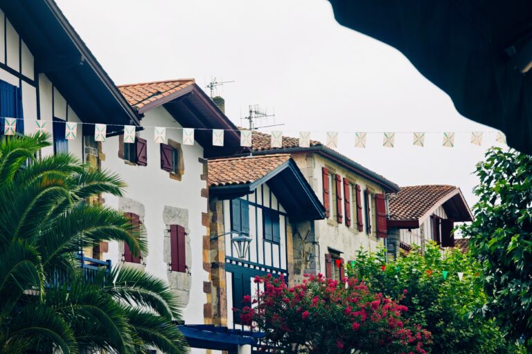 Maisons traditionnelles basques aux façades blanches et volets rouges et verts
