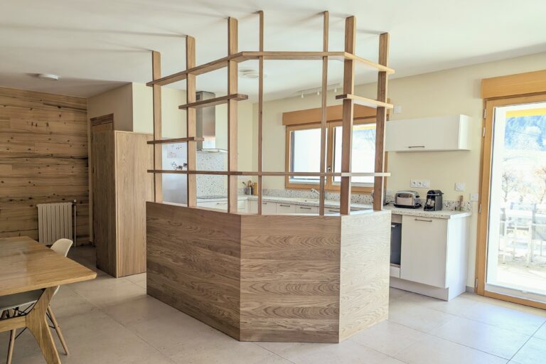 Meuble séparatif sur mesure en bois réalisé entre cuisine et pièce de vie