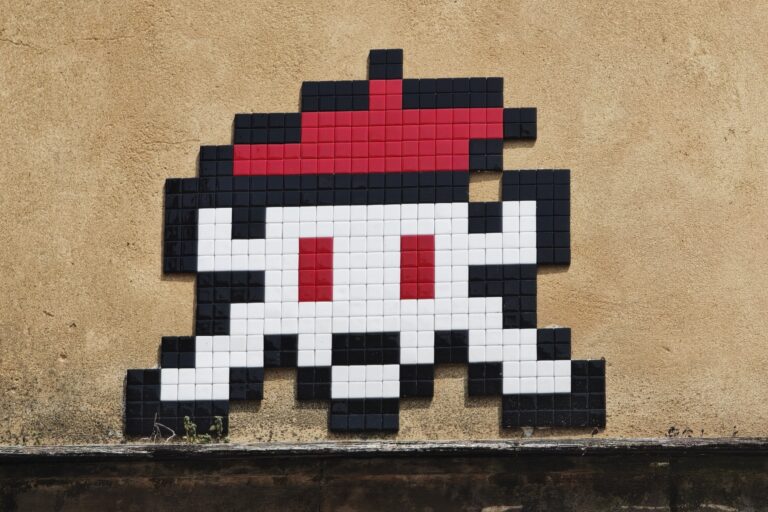 Street art en mosaïque représentant un personnage aux couleurs du Pays basque