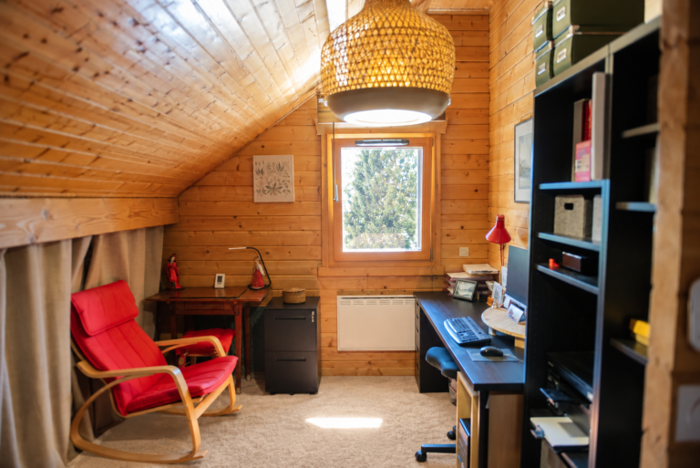 Aménagement d’un espace bureau sous pente dans un chalet rénové à Méaudre dans le Vercors
