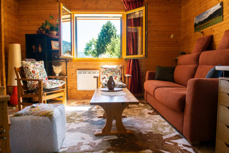 Pièce de vie d’un chalet rénové à Méaudre dans le Vercors avec salon ouvert sur la montagne