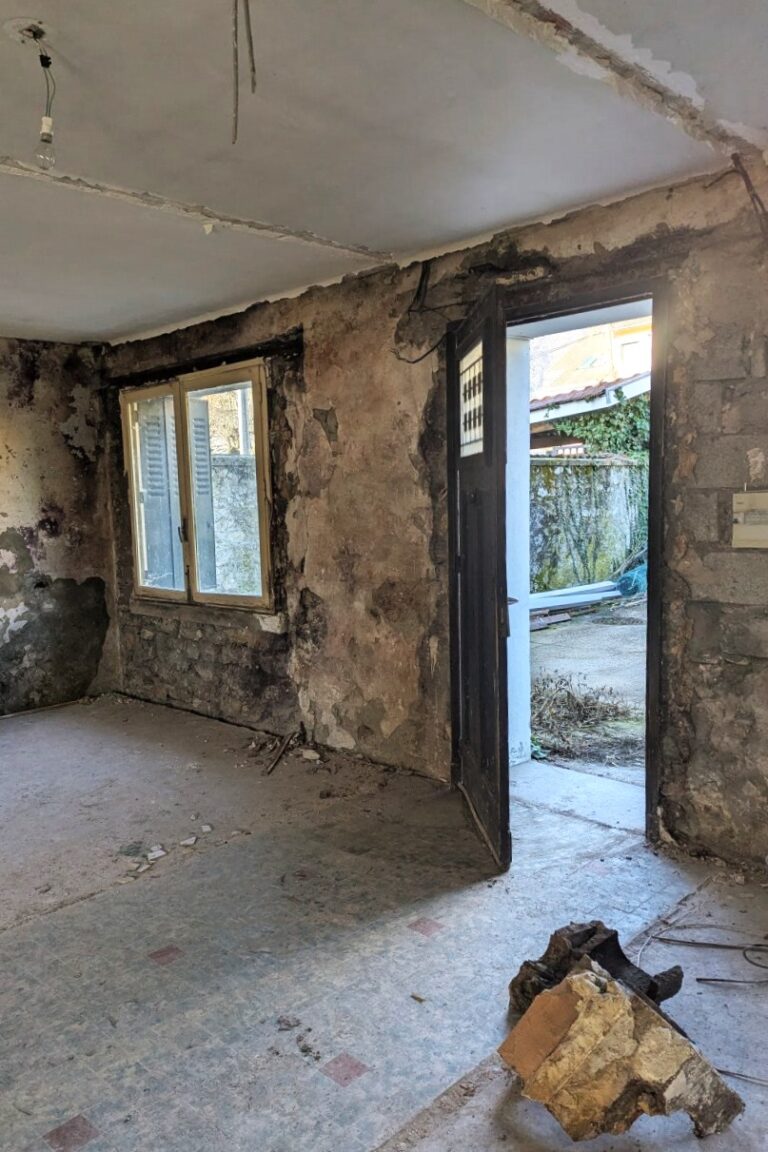 Intérieur d’une maison en cours de rénovation après les travaux de démolition