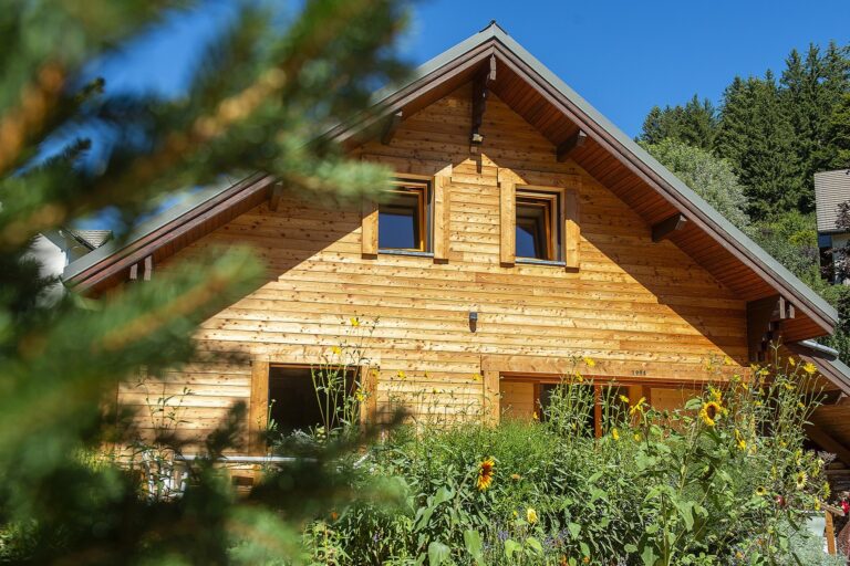 Façade du chalet à Méaudre dans le Vercors après rénovation extérieure