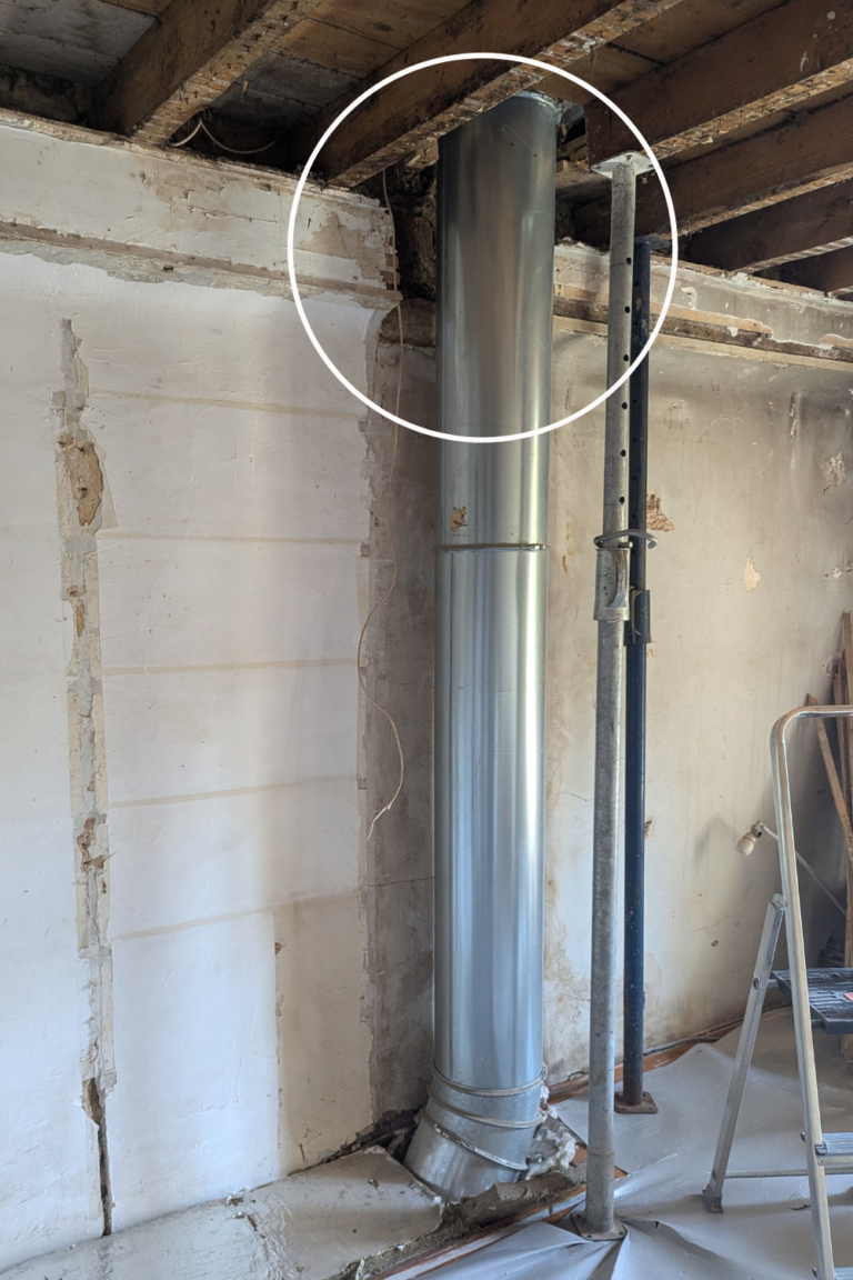 Poutre coupée pour le passage d’un ancien conduit de cheminée découverte en rénovation