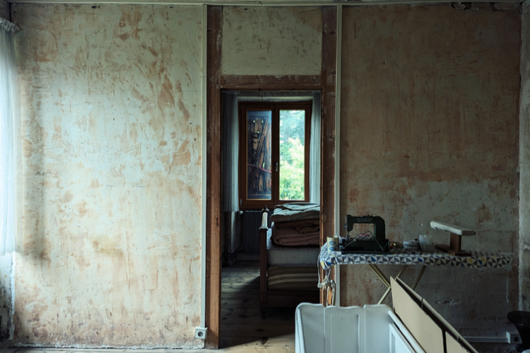 Intérieur d’une maison avant rénovation et transformation des espaces